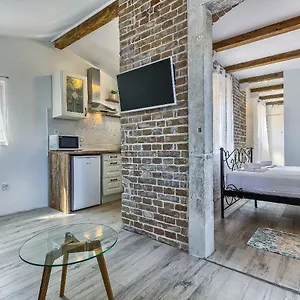 With Balcony Split